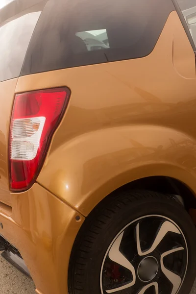 Visão traseira de um carro laranja — Fotografia de Stock