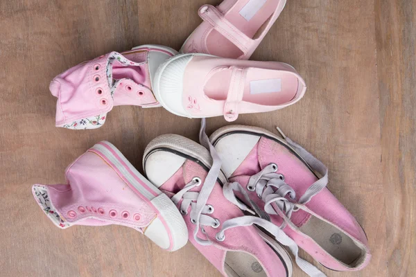 Sapatos de família em fundo de madeira, conceito de família — Fotografia de Stock