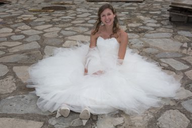 Seksi Gelin yere komik bir şekilde oturan