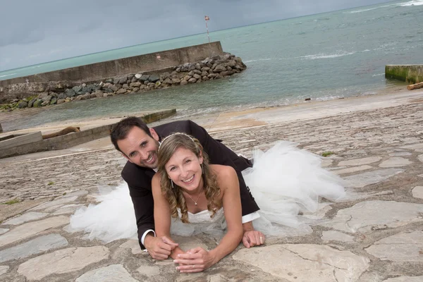 Nouveau couple de mariage couché sur la butte à l'extérieur — Photo