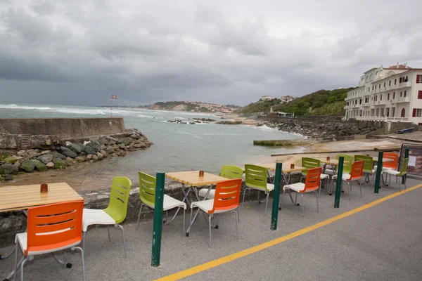 Restaurant sur la terrasse en dehors de la baie en France — Photo