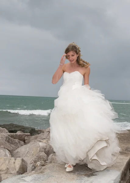 Novia de pie cerca del océano esperando a su amante — Foto de Stock