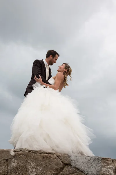 Gelukkig en prachtige bruidspaar liefdevolle elkaar — Stockfoto