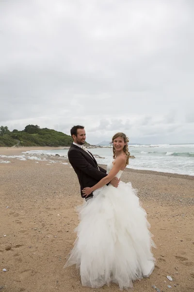 Gelukkig en prachtige bruidspaar liefdevolle elkaar — Stockfoto
