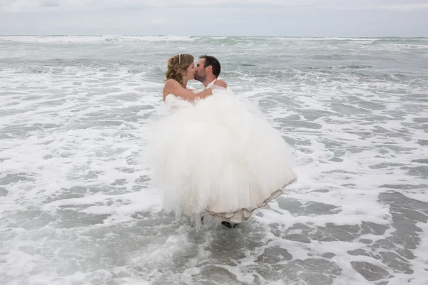 Feliz y encantadora pareja de boda amándose mutuamente — Foto de Stock