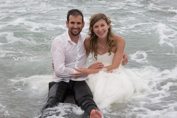 Feliz y encantadora pareja de boda amándose mutuamente — Foto de Stock