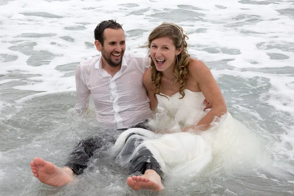 Feliz y encantadora pareja de boda amándose mutuamente —  Fotos de Stock