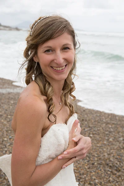 Braut steht am Meer und wartet auf ihren Liebhaber — Stockfoto