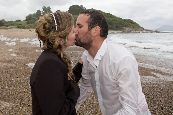 Casal de casamento feliz e adorável amando uns aos outros — Fotografia de Stock