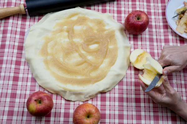 Apples on the pastry in the mold — Stock Photo, Image
