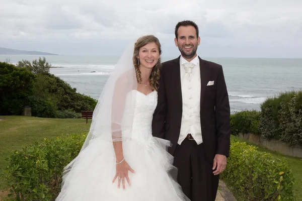 Recién casados pareja encantadora —  Fotos de Stock