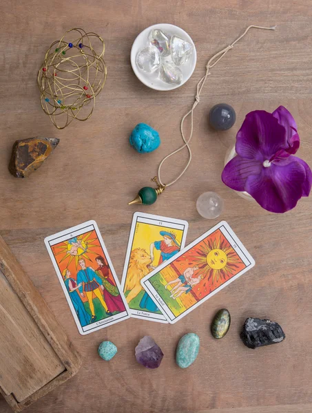 Tarot kartları ve taşlar