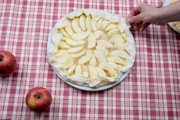 Hemlagad äppelpaj och äpplen. — Stockfoto