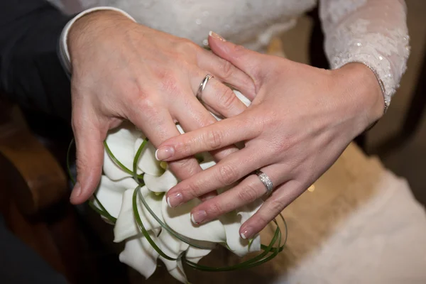 Novia y novio tomados de la mano con anillos de boda — Foto de Stock