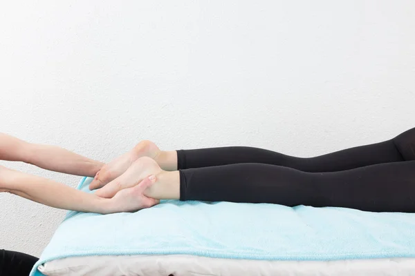 Массаж женских ног в спа-центре — стоковое фото