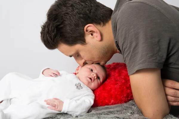 Baby liegt auf Decke aus grauem Haar Hintergrund isoliert — Stockfoto