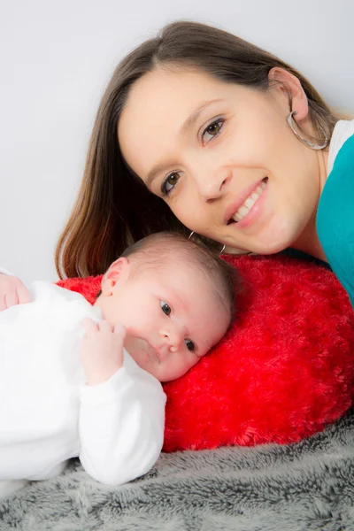 Матері, тримаючи її новонароджена дитина — стокове фото