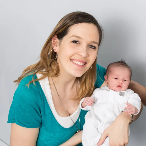 Mother holding her new born baby — Stock Photo, Image