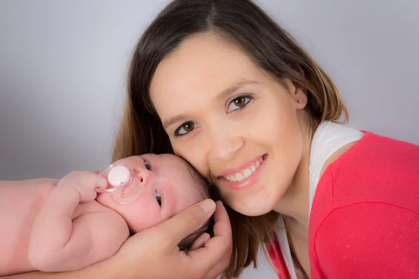 Mutter hält ihr neugeborenes Baby — Stockfoto