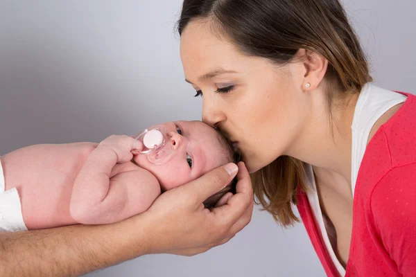 Onun yeni doğan bebek tutan anne — Stok fotoğraf