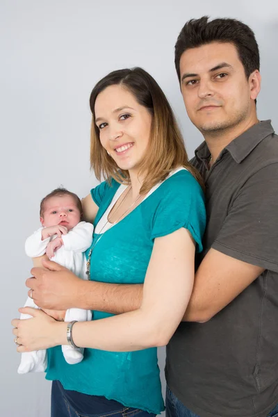 Stolze Eltern mit ihrem Baby zu Hause — Stockfoto