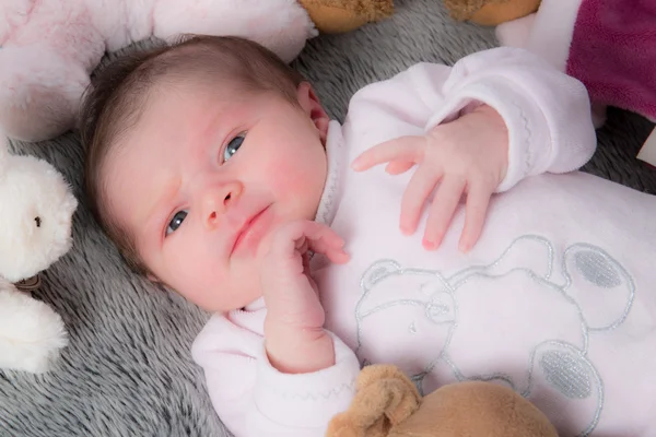 Close up de bebê recém-nascido com expressão bonito — Fotografia de Stock