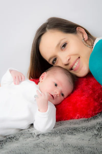 Eine Mutter kümmert sich um ihr süßes Baby — Stockfoto