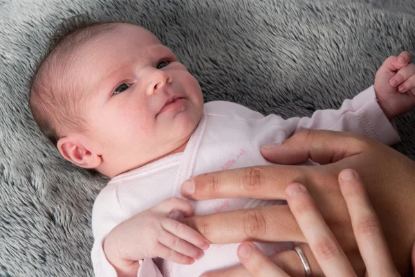 Крупним планом новонародженої дитини з батьками руки на животі — стокове фото