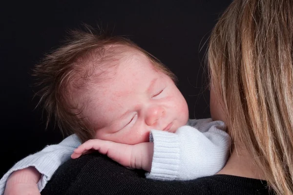 Маленький новонароджений хлопчик 20 днів — стокове фото