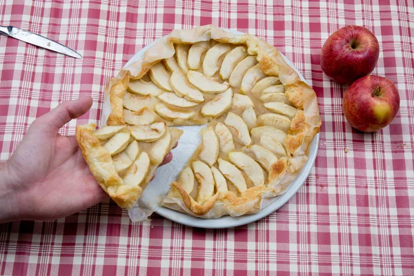 Hemlagad äppelpaj och äpplen. — Stockfoto