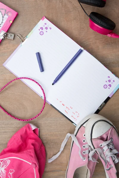 Outfit van meisje tiener, jong meisje. Overhead van essentials voor meisje — Stockfoto