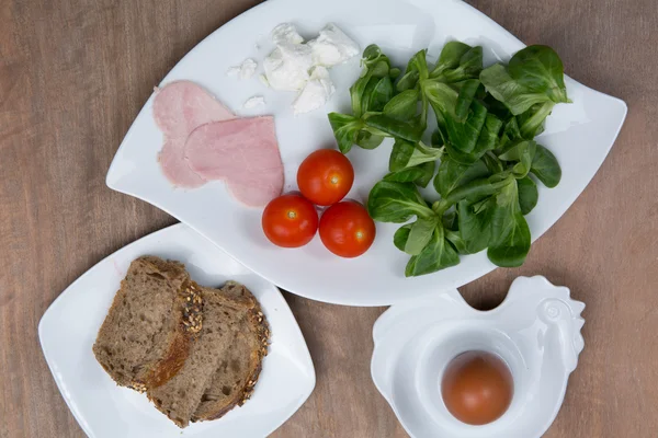 Ensalada de tomate y jamón en forma de corazón sobre mesa de madera — Foto de Stock