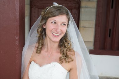 Bir güzel ve sevimli sarışın gelin portresi