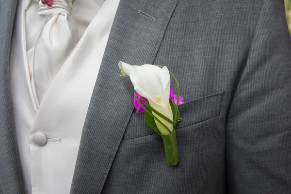 在一个特殊的日子的新郎的夹克上花: 婚礼 — 图库照片