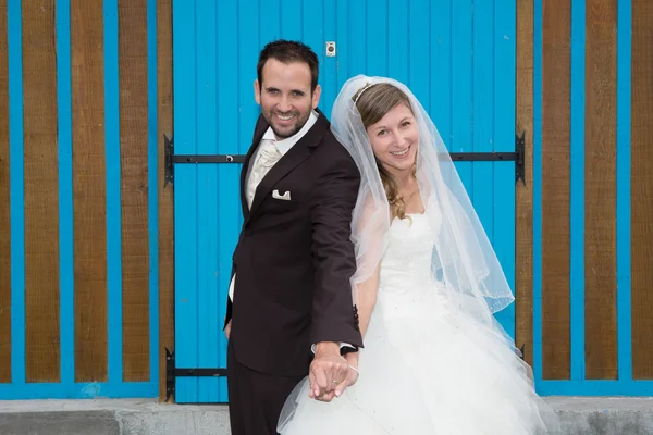 Retratos de novia y novio en la naturaleza — Foto de Stock