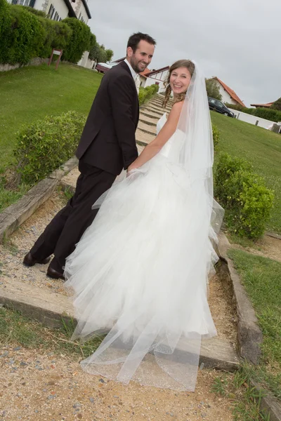 Casal encantador recém-casado feliz por estar juntos — Fotografia de Stock