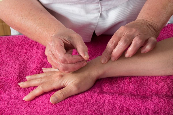 Detail akupunkturista umístí jehlu v ruce pacienta — Stock fotografie