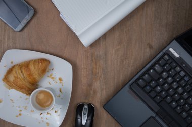 İşyeri masaüstü bilgisayar ve belgeler