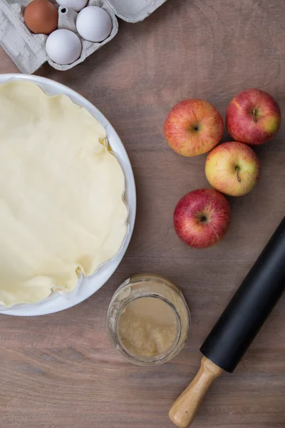 Arrangement of home-made apple pie and apples — Stock Photo, Image