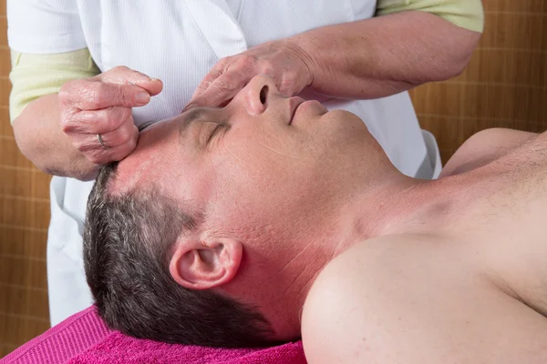 Acupuncturist bereidt te boren naald rond gezicht van man — Stockfoto