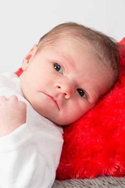 Afbeelding van een mooie pasgeboren baby kijken naar de camera — Stockfoto