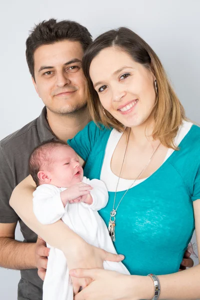 Família adorável e feliz com seu primeiro bebê — Fotografia de Stock