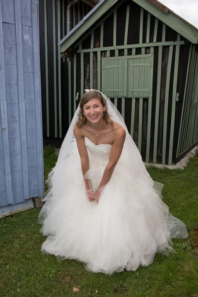 Retrato de uma linda e adorável noiva loira — Fotografia de Stock