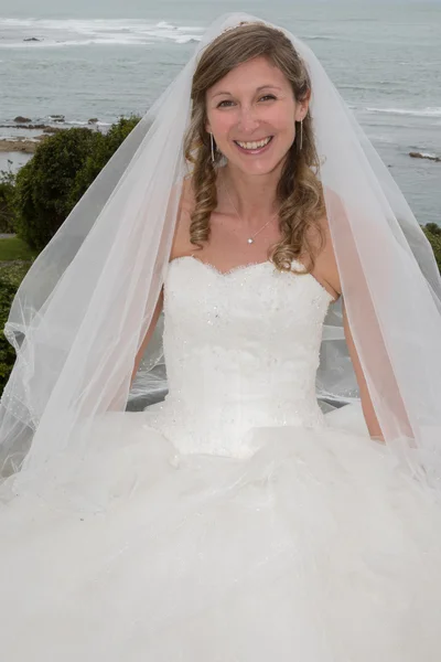 Porträt einer blonden Braut am Meer — Stockfoto