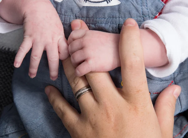 Руки малыша и руки родителей — стоковое фото