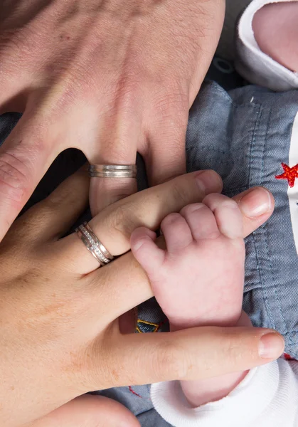 Руки малыша и руки родителей — стоковое фото