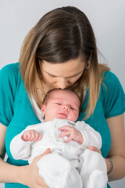 Retrato de uma mãe adorável com seu bebê recém-nascido — Fotografia de Stock