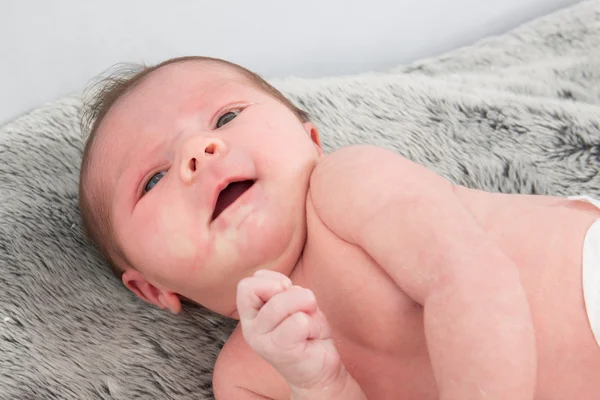 Primer plano de lindo bebé recién nacido — Foto de Stock