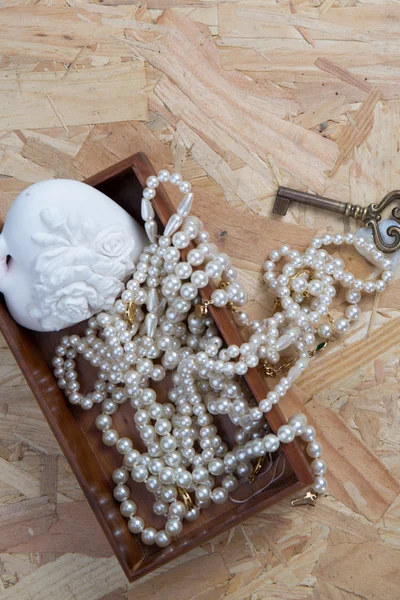 Состав с ожерельем и украшением винтажный дизайн — стоковое фото