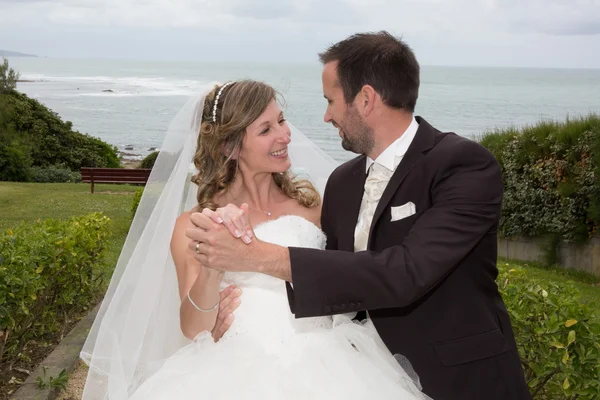 Jonggehuwde paar blij om samen te zijn charmante — Stockfoto